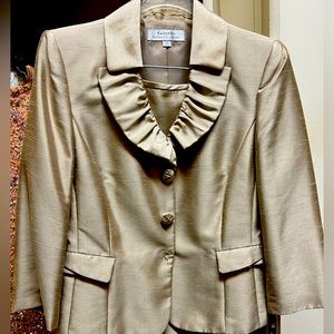 BRAND NEW TAHARI suit with shawl collar and decorative buttons.